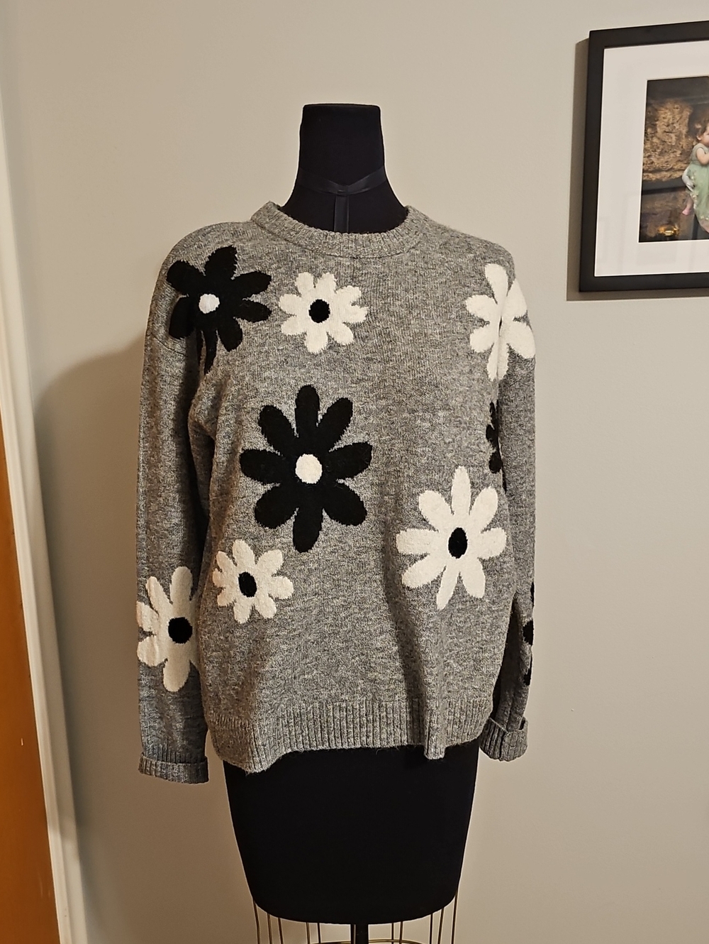 Grey Crewneck Floral Knit Sweater - Black & White Daisy Pattern